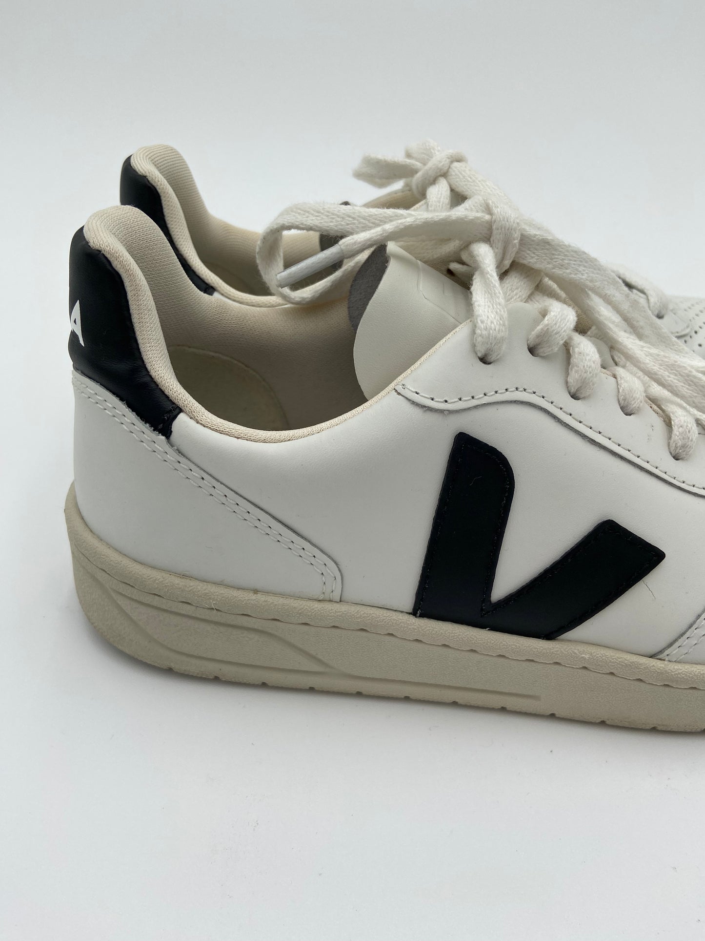 Veja V-10 Sneakers size 40