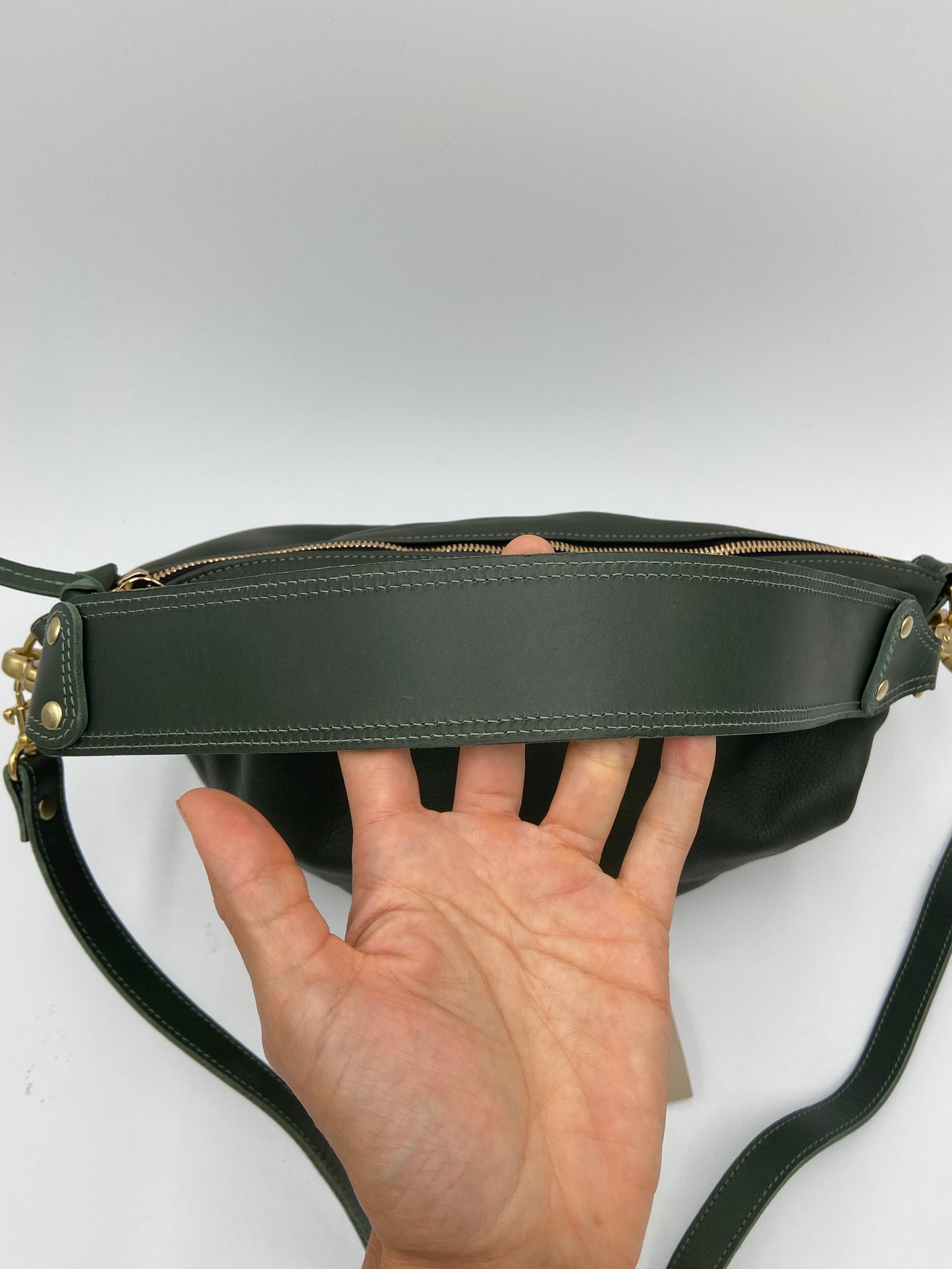 Clare V Moyen Messenger Olive Green