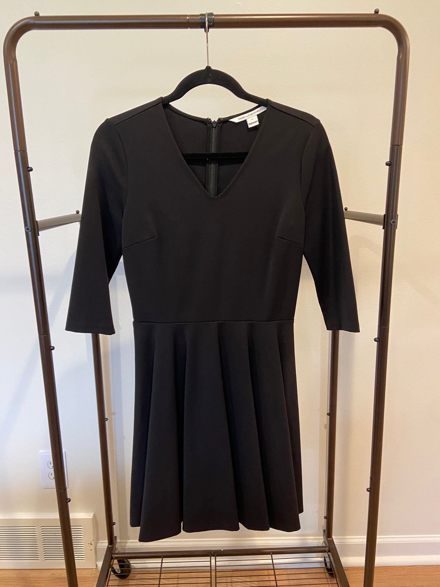 Diane von Furstenberg Jeannie V-Neck Dress size 4
