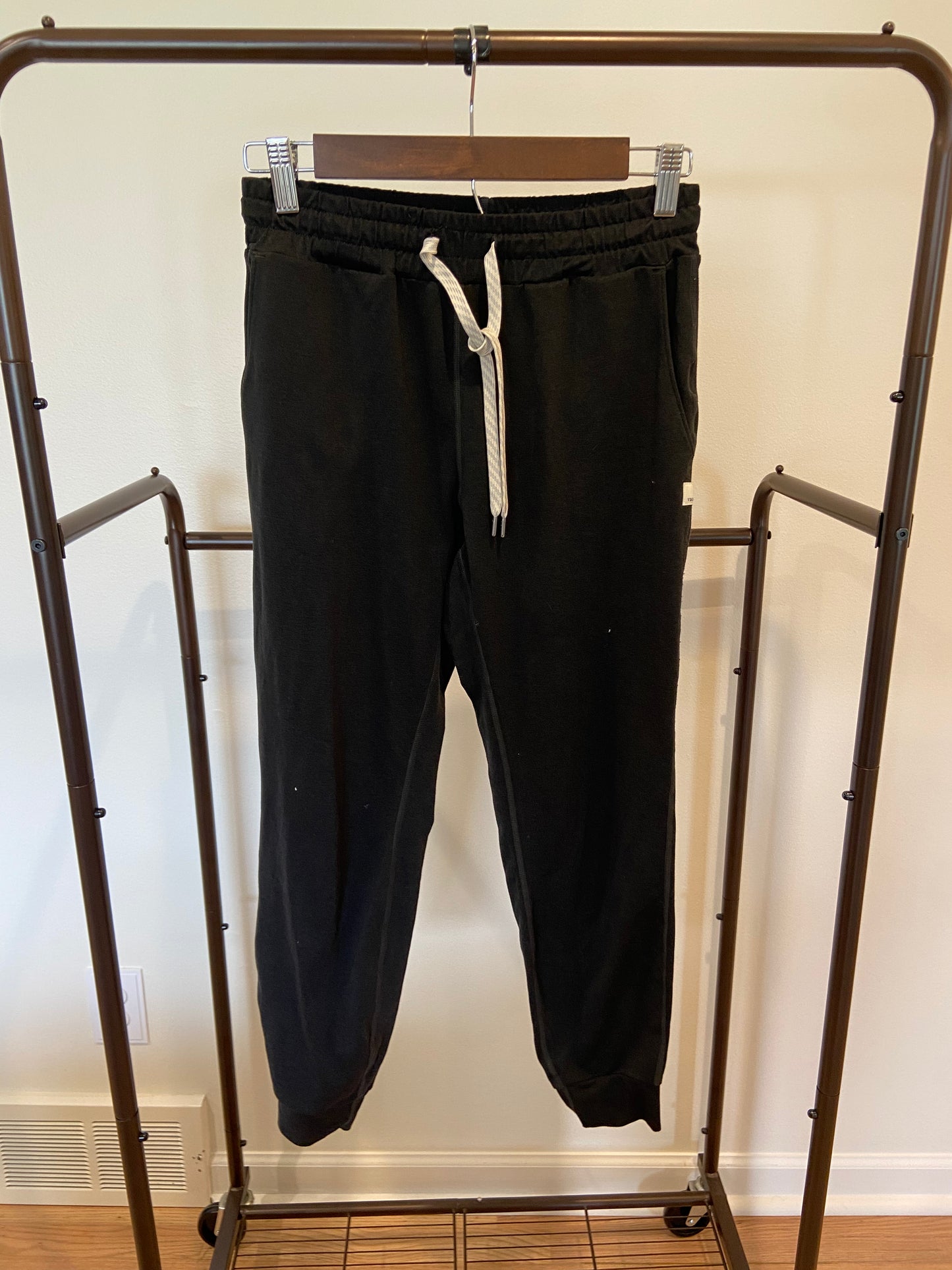 Vuori Performance Joggers in black size S