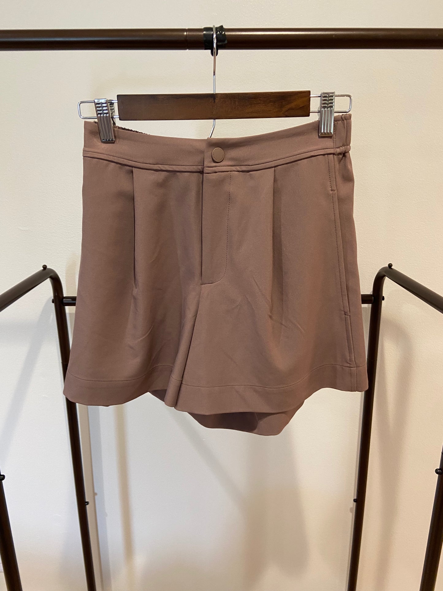 Varley Mariya Easy Pleat Short 4.5" Deep Taupe size XXS