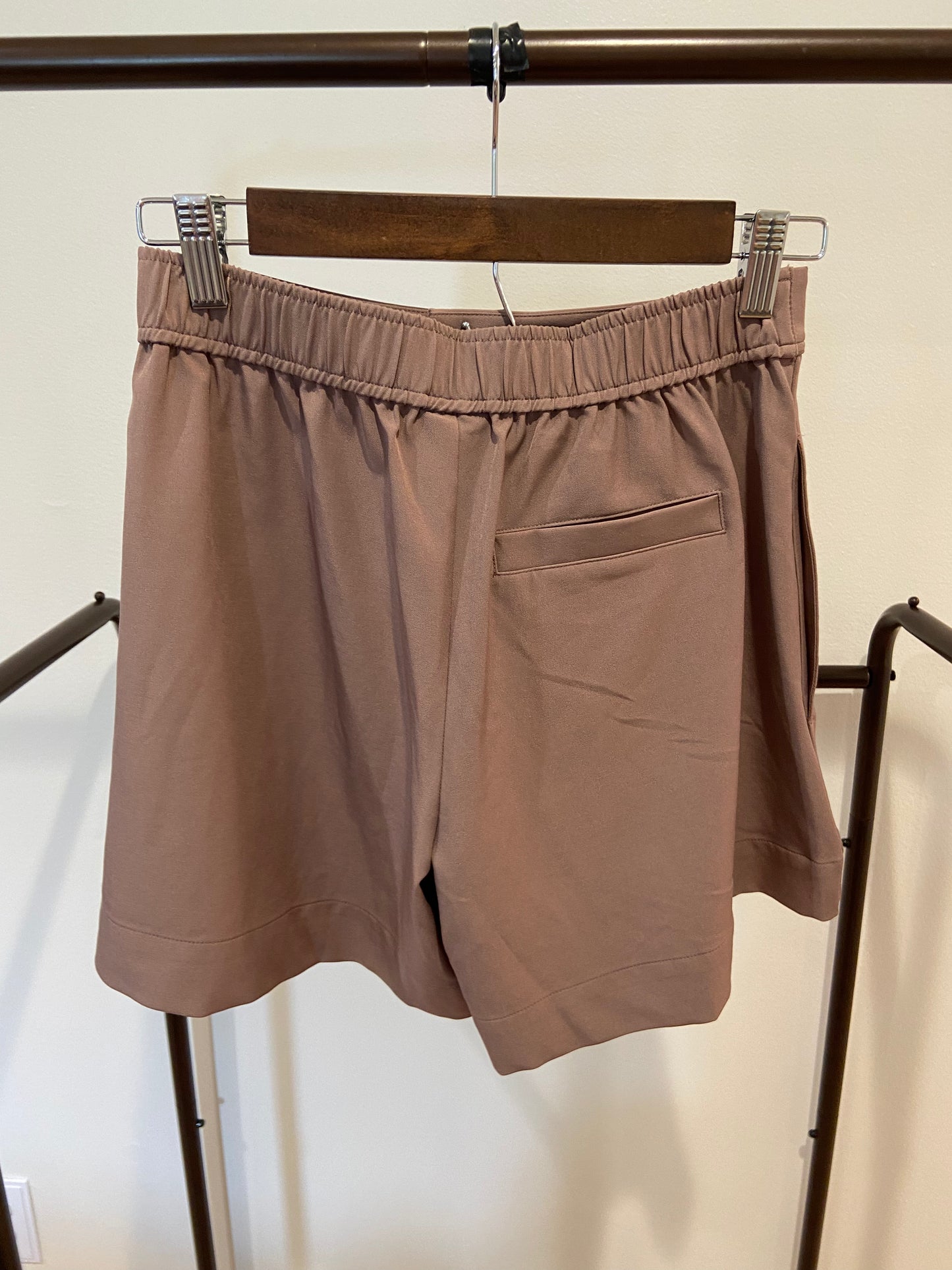 Varley Mariya Easy Pleat Short 4.5" Deep Taupe size XXS