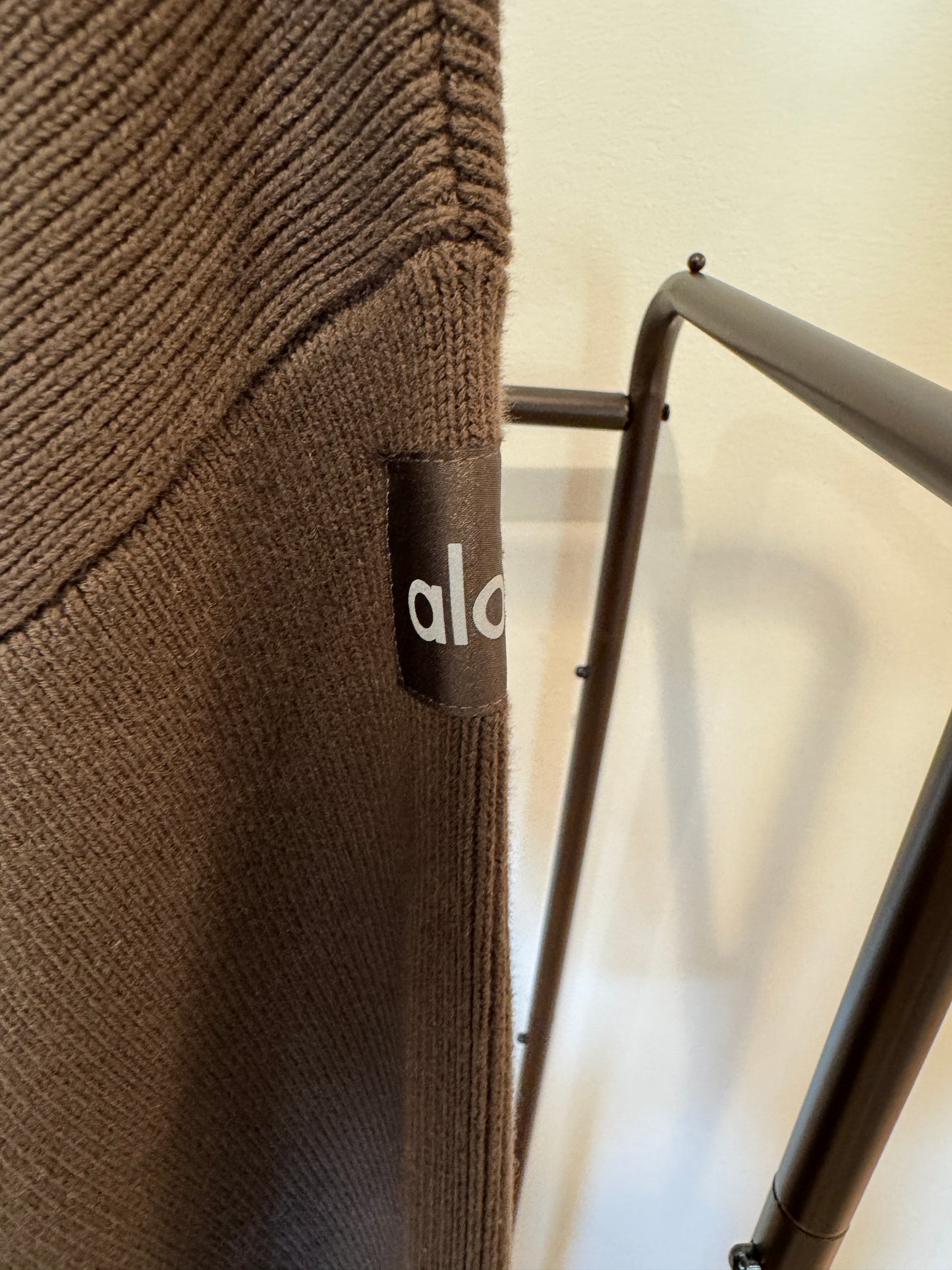Alo Scholar Hooded Sweater in Espresso size XS