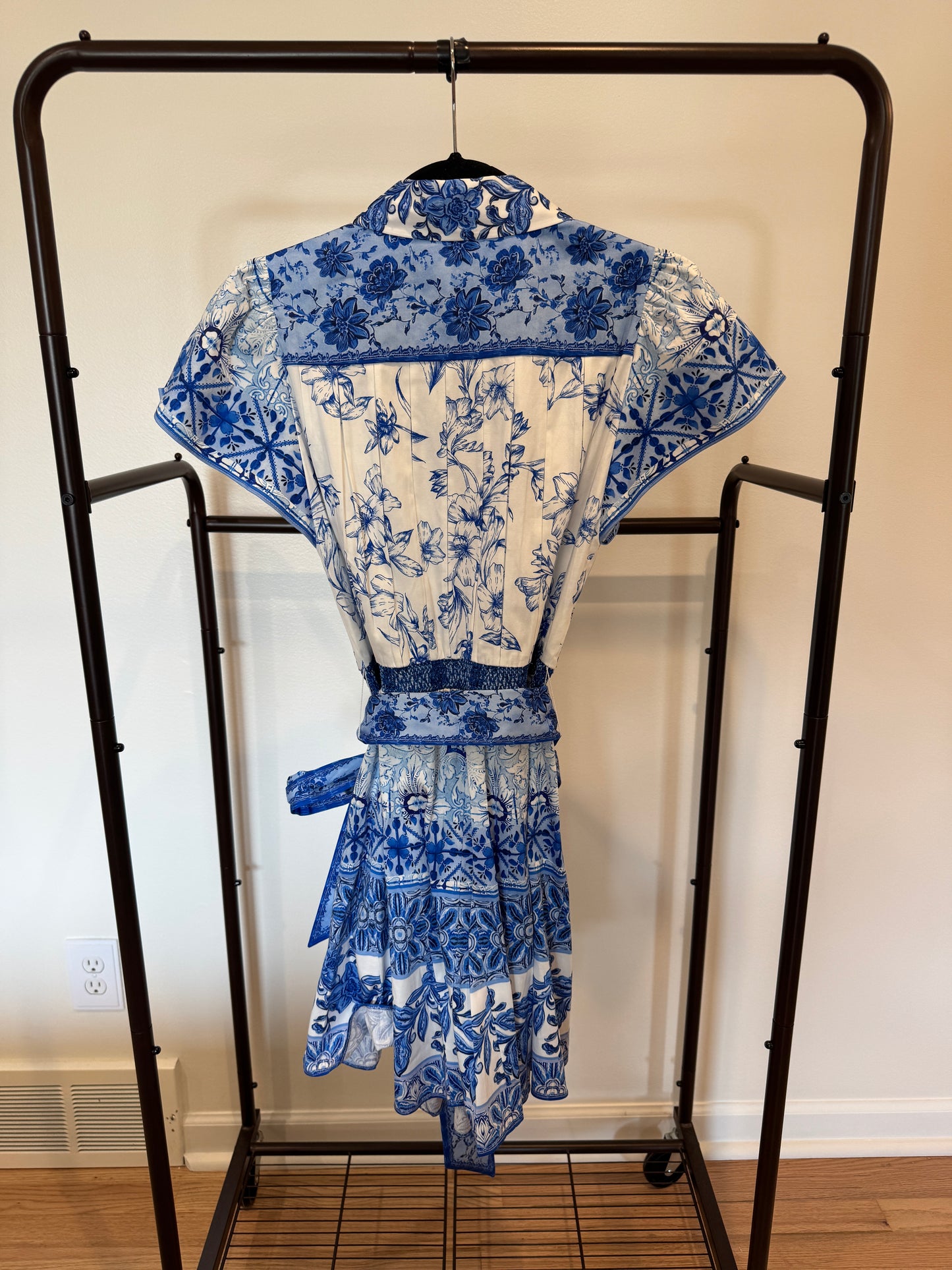 Alice and Olivia Tiffie Short Sleeve Mini Dress with Belt size 0