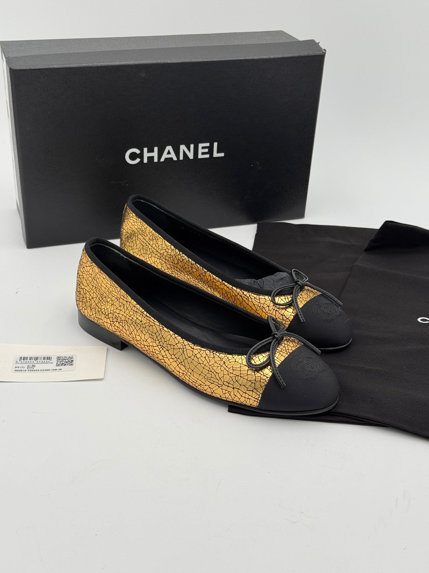 Chanel Cap Toe Ballerina Flats Shoes in Crumpled Lambskin Gold Black size 36