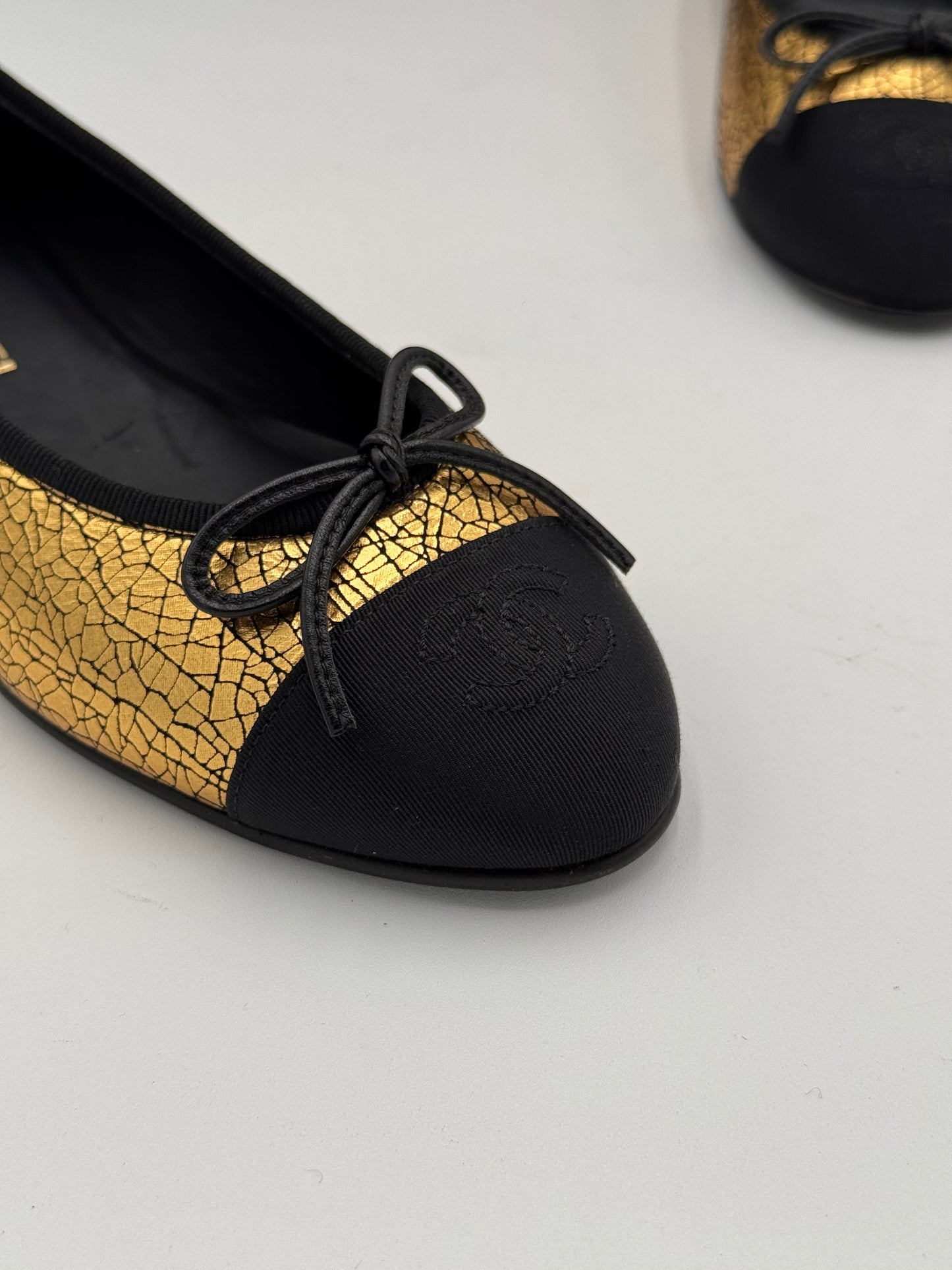 Chanel Cap Toe Ballerina Flats Shoes in Crumpled Lambskin Gold Black size 36