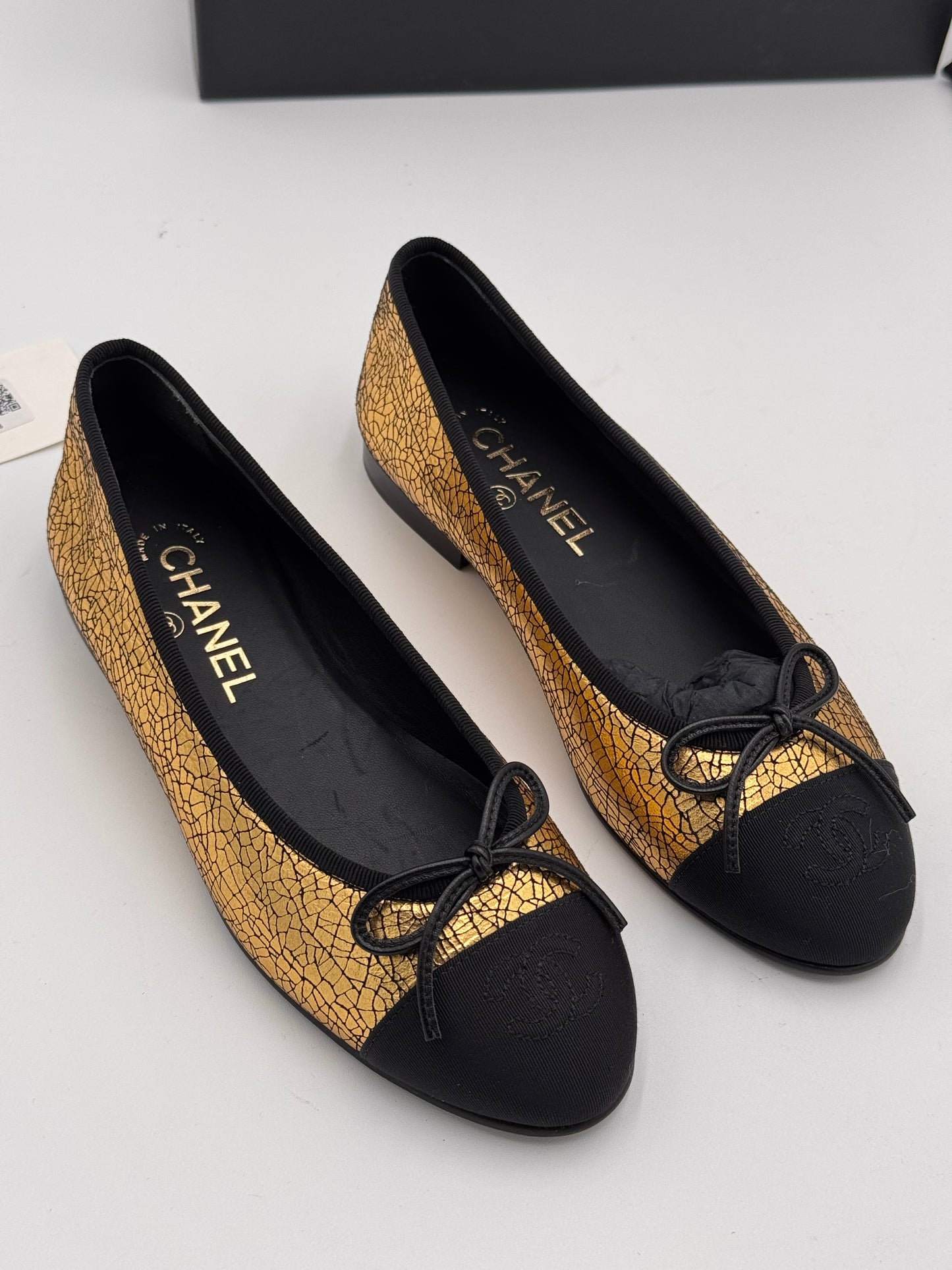 Chanel Cap Toe Ballerina Flats Shoes in Crumpled Lambskin Gold Black size 36