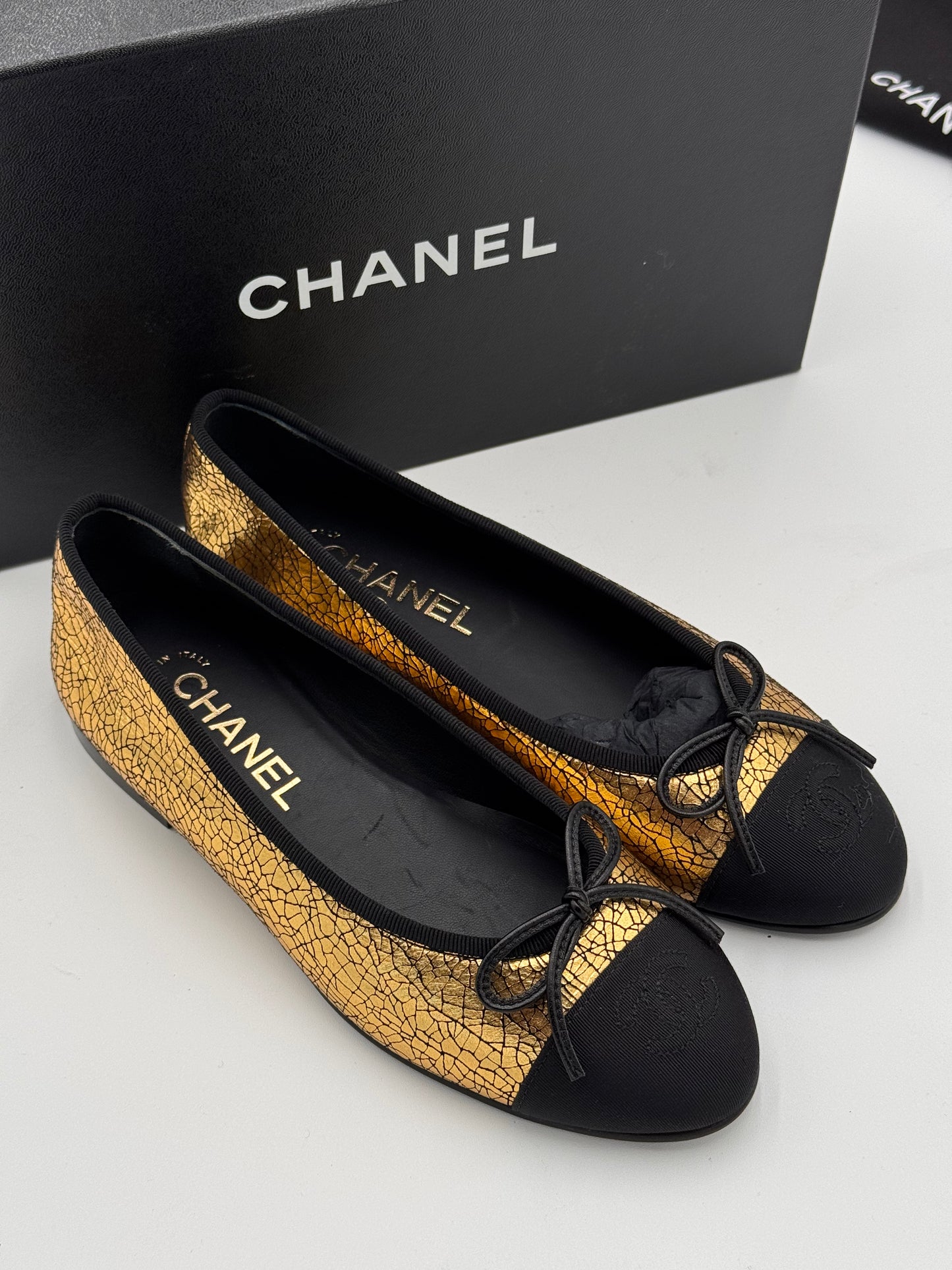 Chanel Cap Toe Ballerina Flats Shoes in Crumpled Lambskin Gold Black size 36