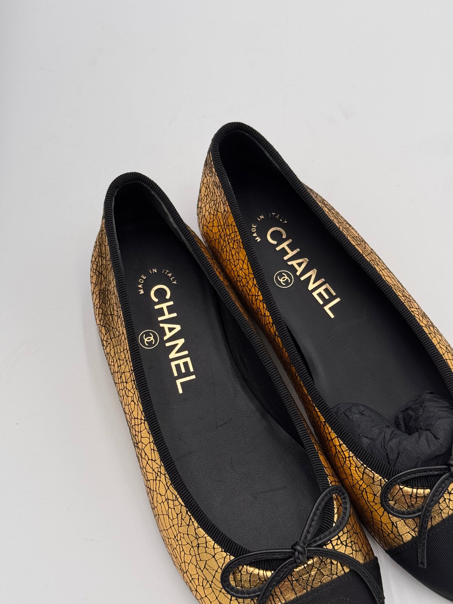 Chanel Cap Toe Ballerina Flats Shoes in Crumpled Lambskin Gold Black size 36