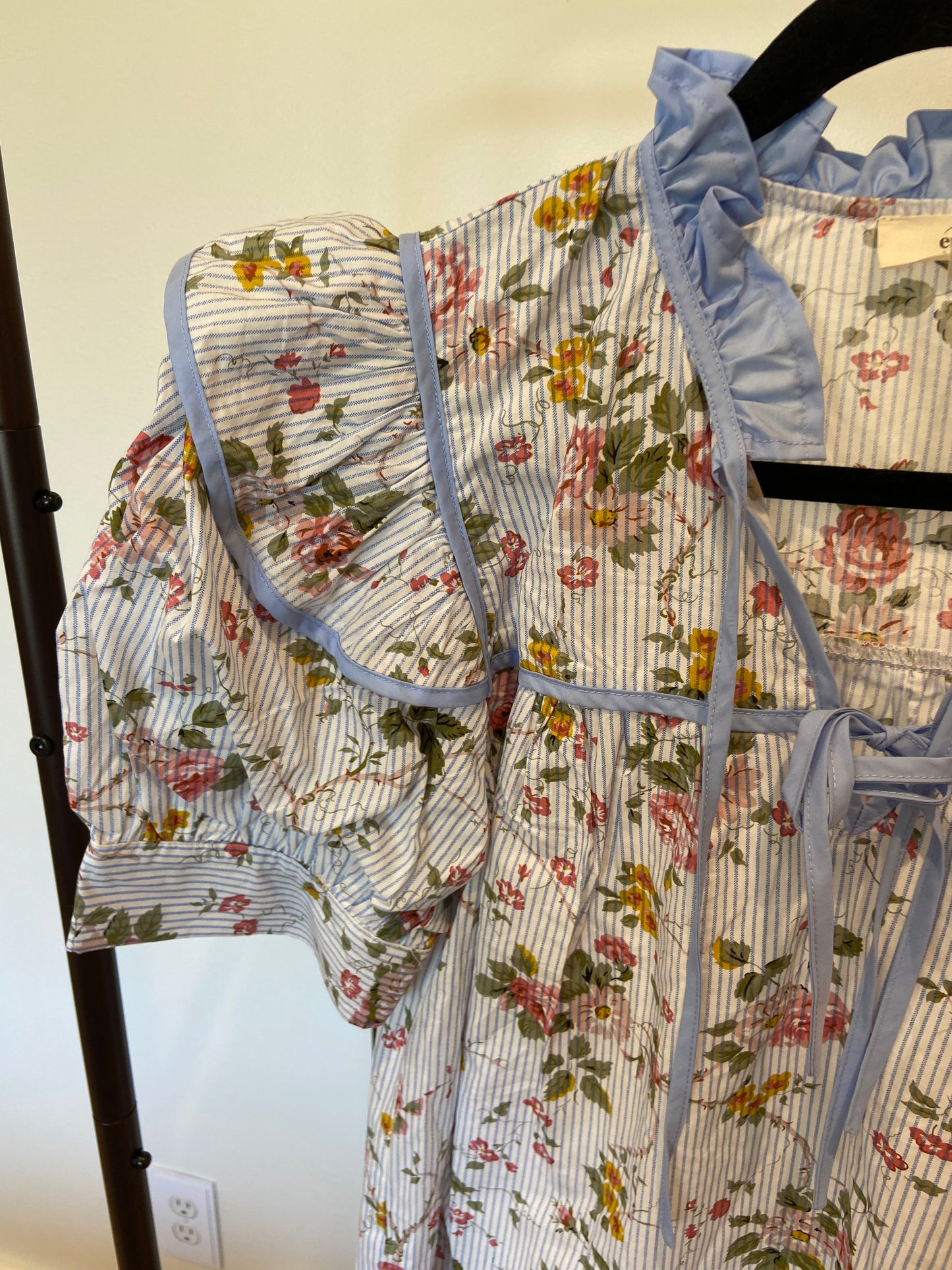 Entro Blue Piff Ruffled Short Sleeve Floral Top size S