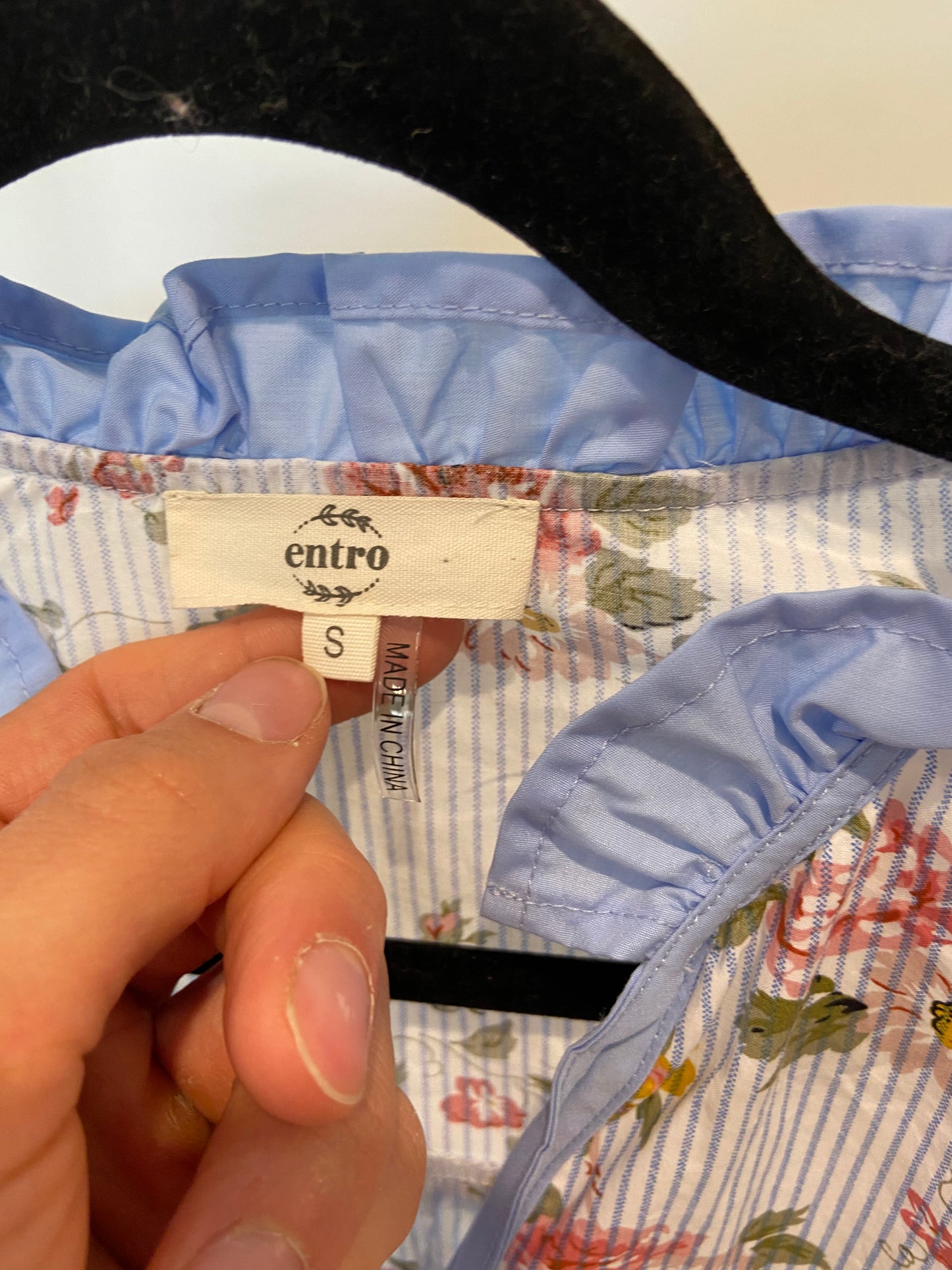 Entro Blue Piff Ruffled Short Sleeve Floral Top size S