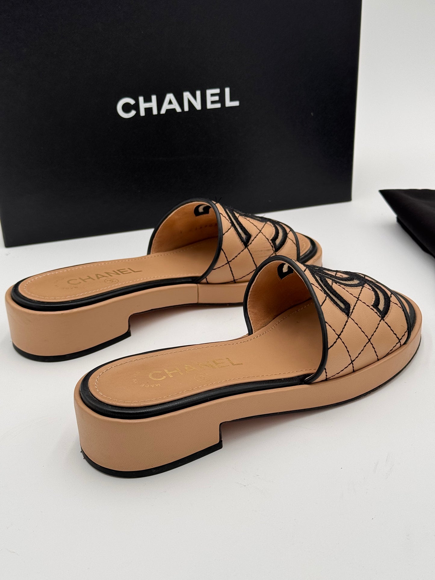 Chanel Lambskin Fabric CC Slide Sandals Shoes in Beige / Black size 35.5