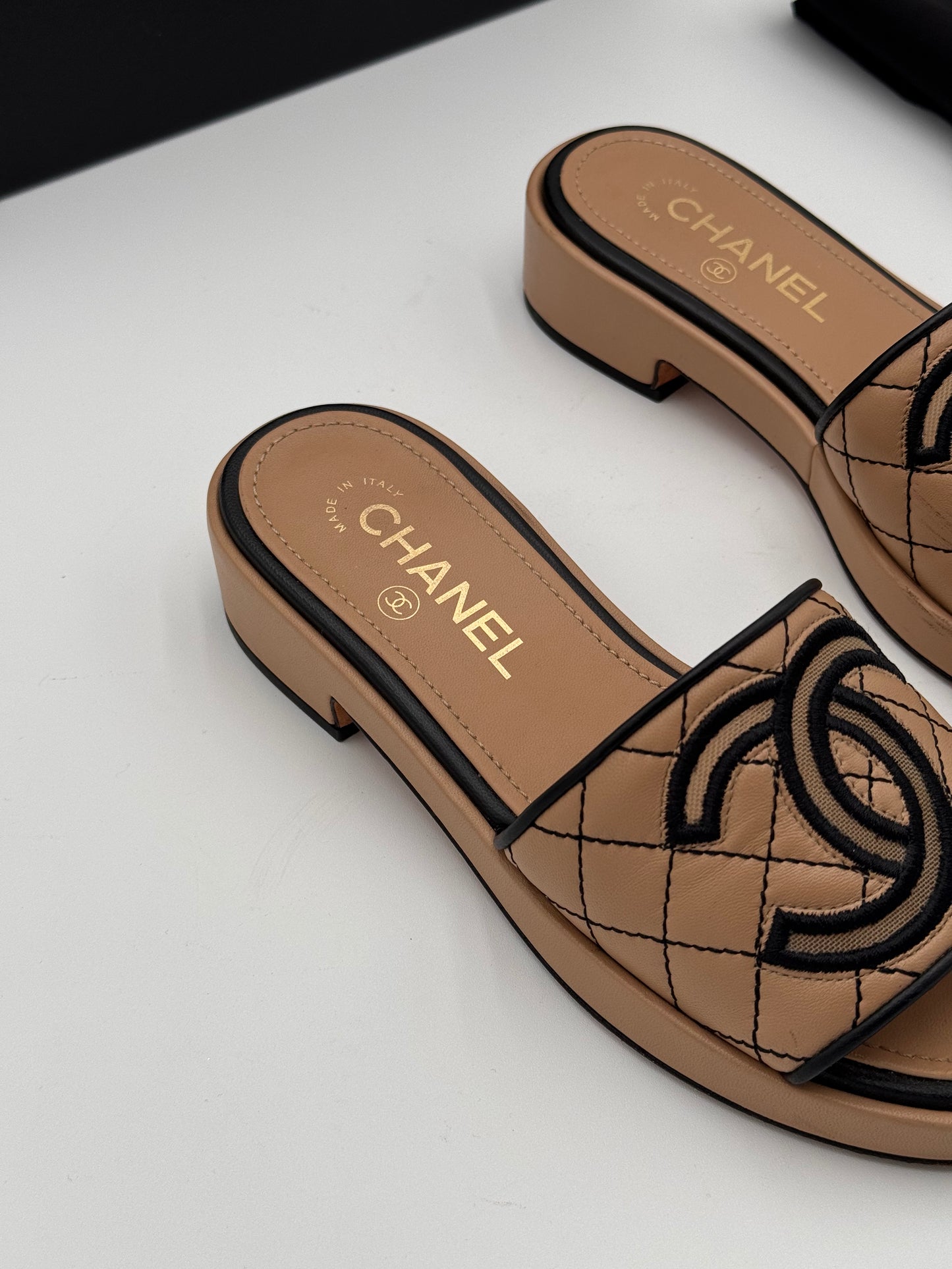 Chanel Lambskin Fabric CC Slide Sandals Shoes in Beige / Black size 35.5