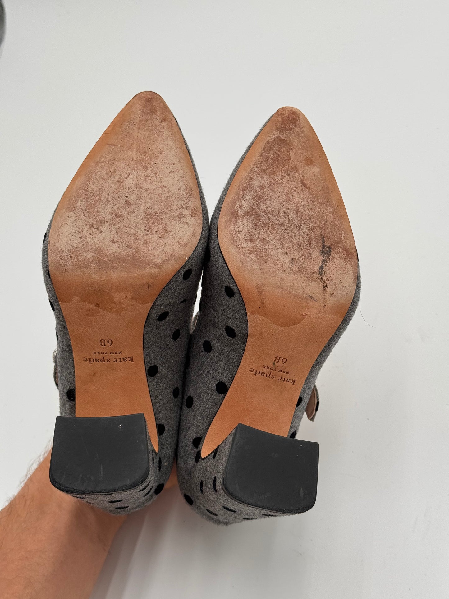 Kate Spade Maren Pumps Gray Felt Black Velvet Polka Dots Heels Shoes size 6