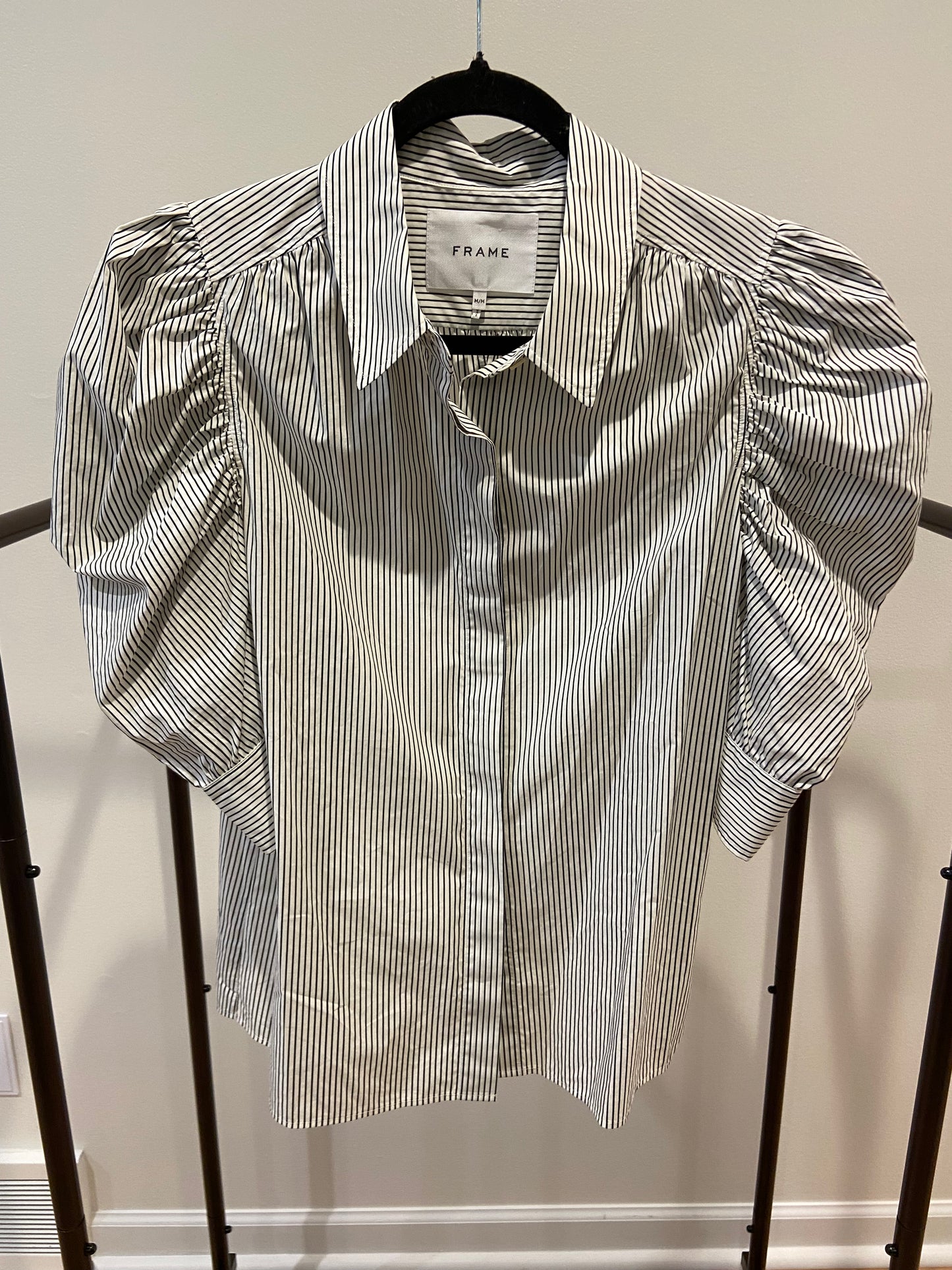 Frame Ruched Puff Sleeve Shirt in Noir Multi size M