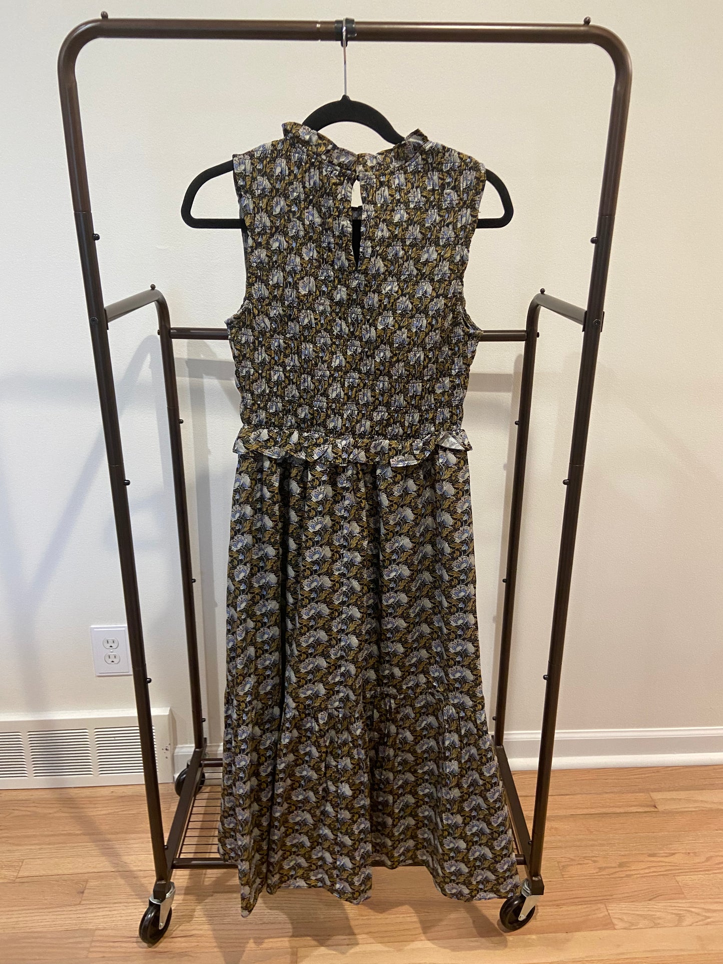 Hyacinth House Black Leafy Floral Smocked Seaton Midi Dress size S