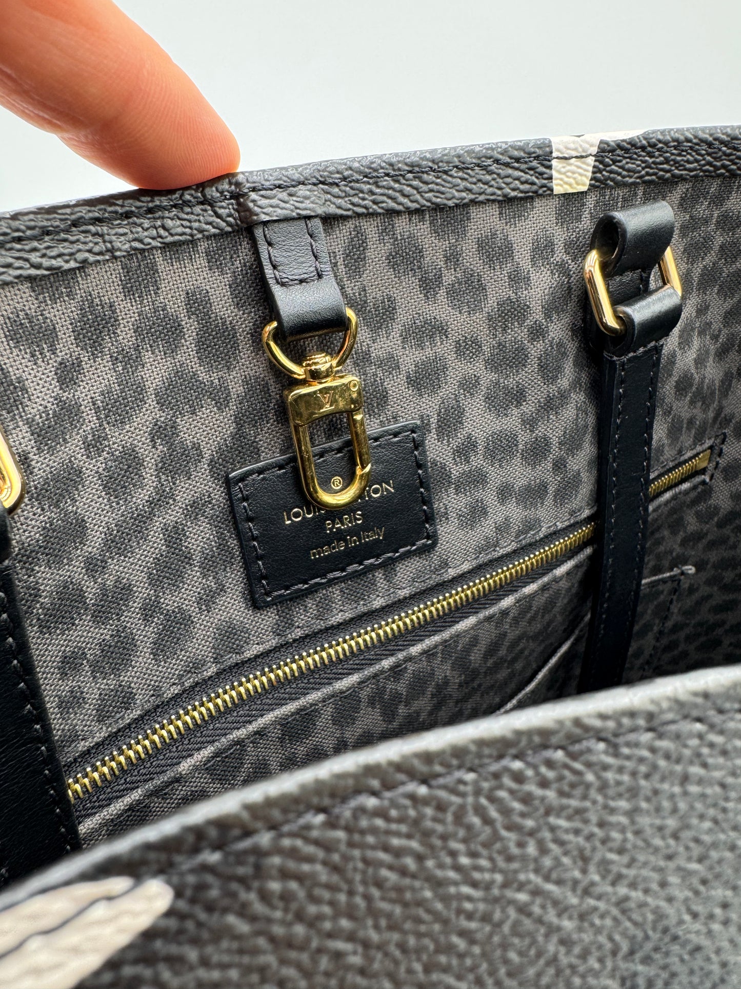 Louis Vuitton Monogram Giant Wild At Heart Onthego GM Black Tote Bag