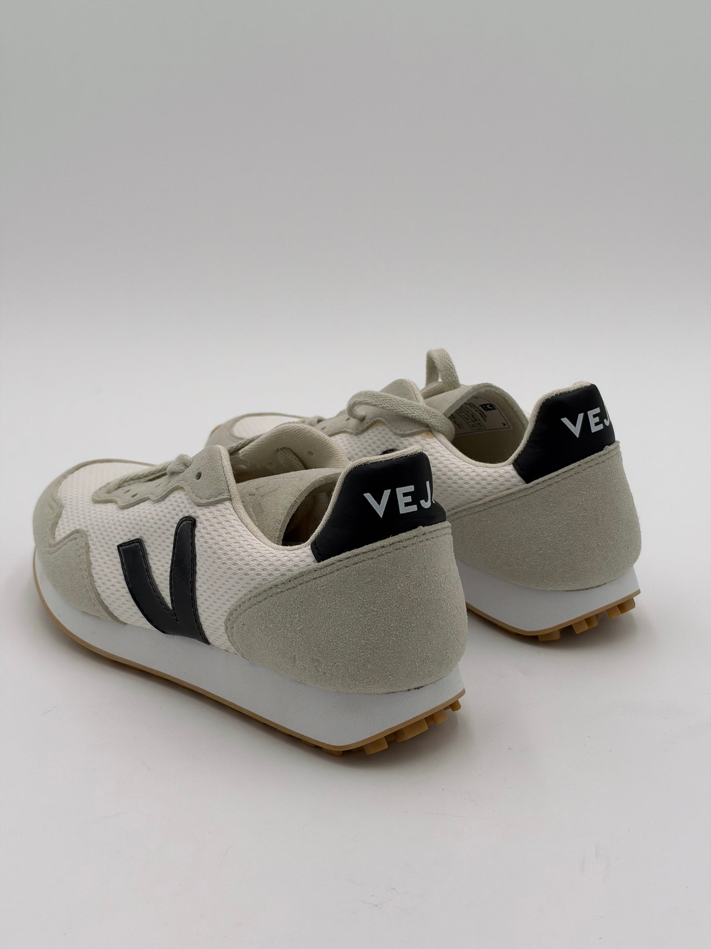 Veja SDU Alveomesh White Black Peirre size 7