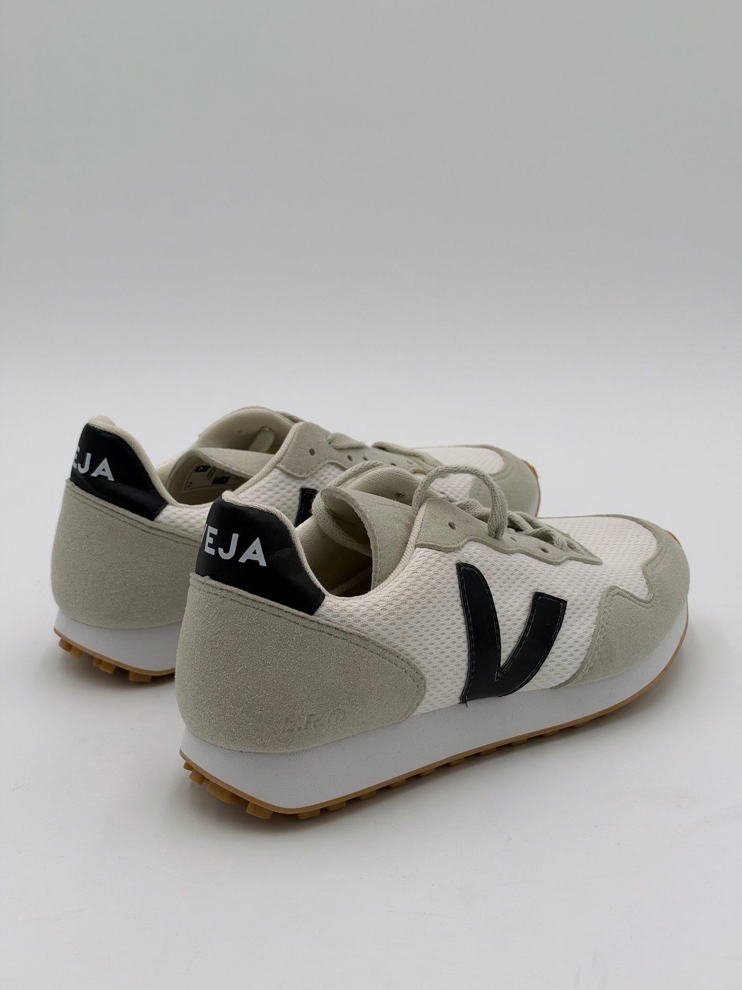 Veja SDU Alveomesh White Black Peirre size 7