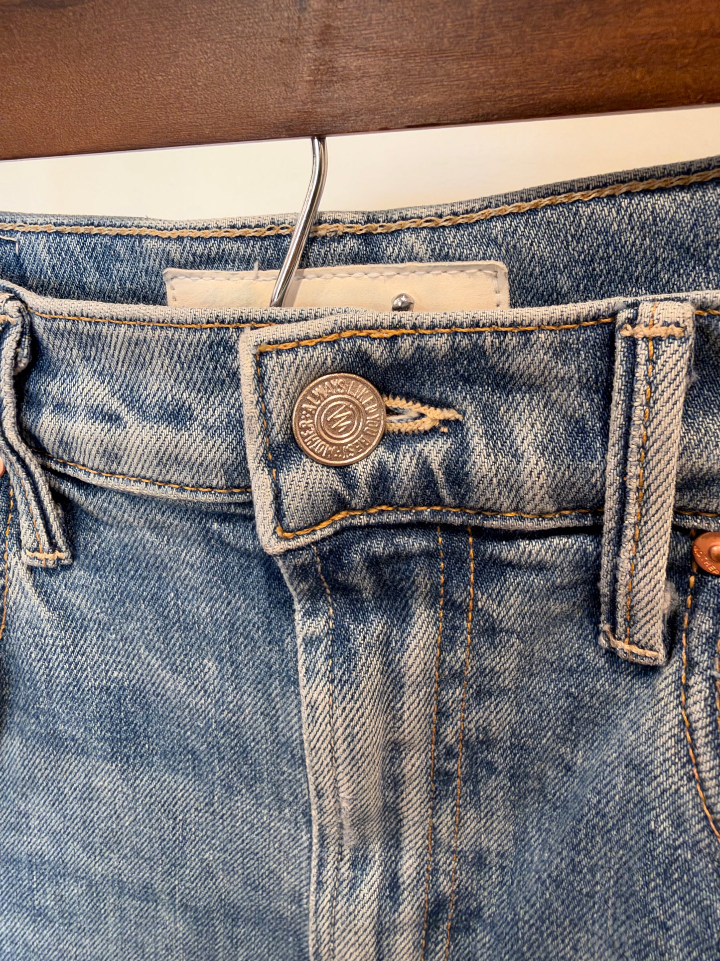 Mother The Lasso Sneak Chew Jeans in Just Horsin' Around Wash in size 26