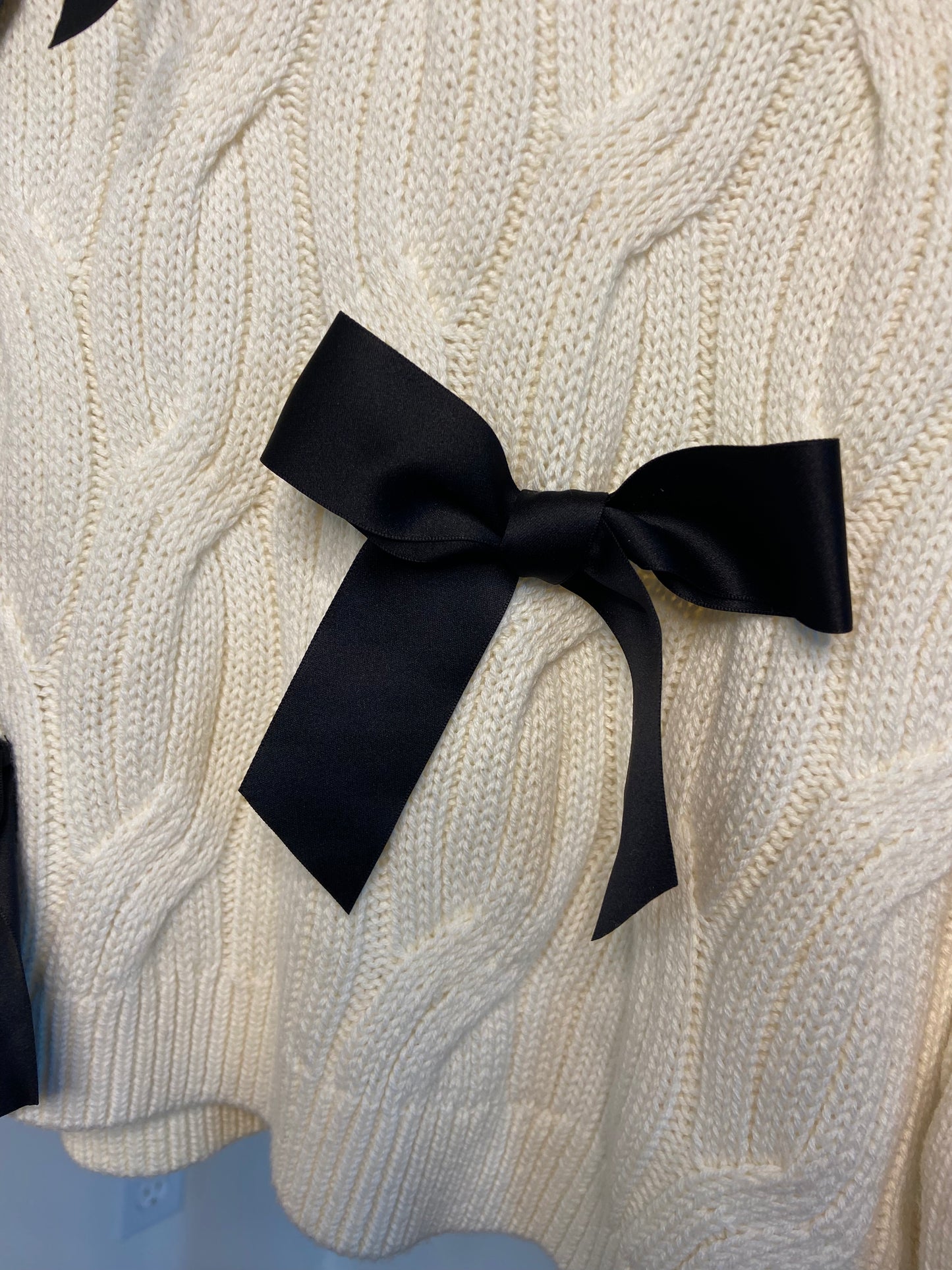 Alice and Olivia Beau Cable Knit Bow Sweater in Ecru Black size M