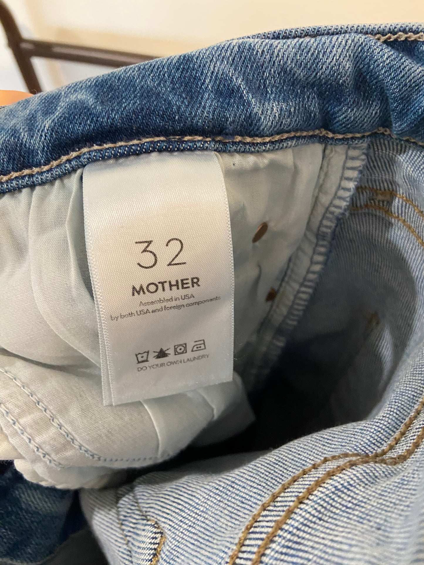 Mother The Rascal Ankle Fray Jeans in Opposites Attract Wash size 32