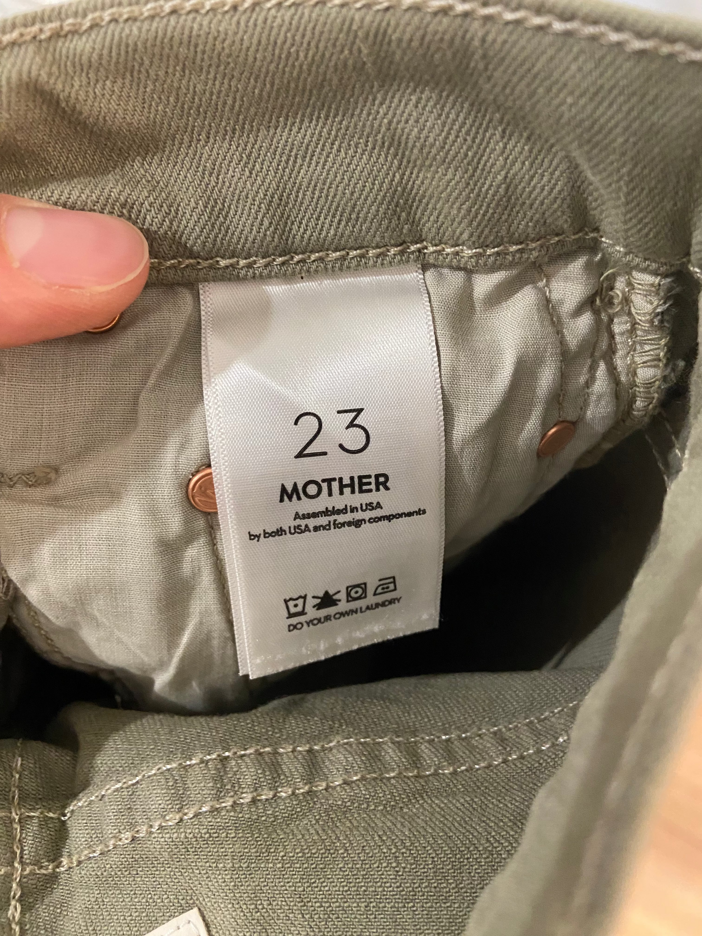 Mother The Insider Hover Jeans in the Devil May Care Wash size 23