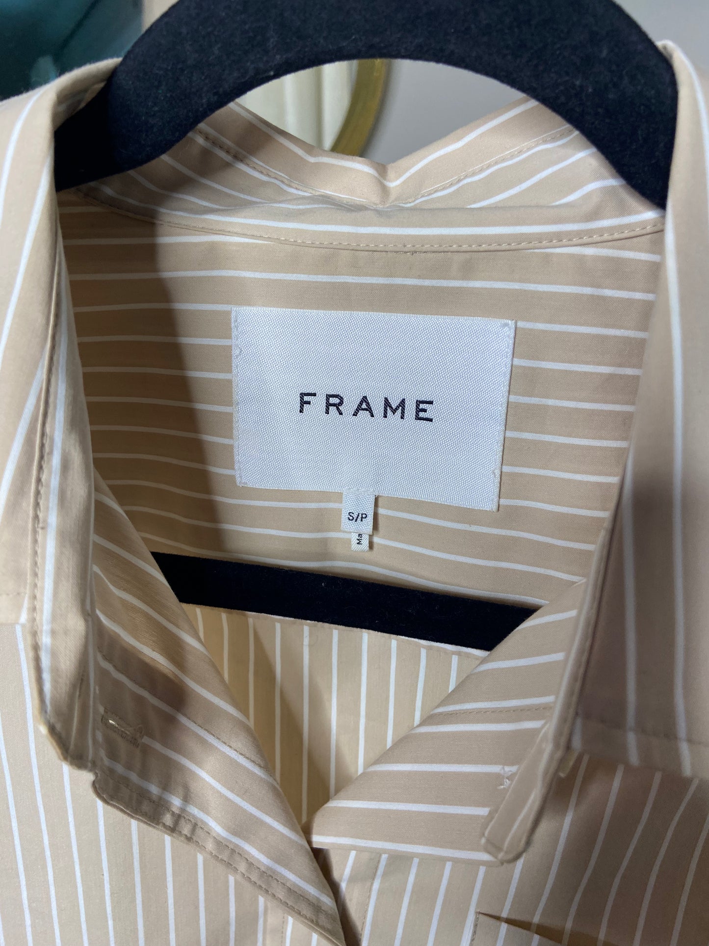 Frame Cropped Wide Sleeve Shirt in Sand size S